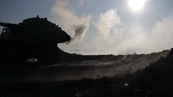 Tiro medio de camiones monstruos rock (mixto-otro - amanecer ) — Vídeos de Stock