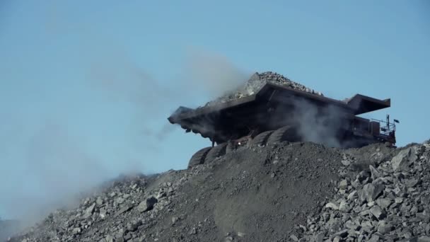 Colpo medio di camion mostri roccia (misto-altro - alba ) — Video Stock