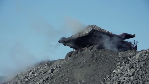 Tiro medio de camiones monstruos rock (mixto-otro - amanecer ) — Vídeo de stock