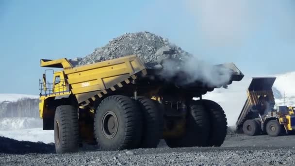 Tiro médio de caminhões monstros rock (misto-outro - amanhecer ) — Vídeo de Stock