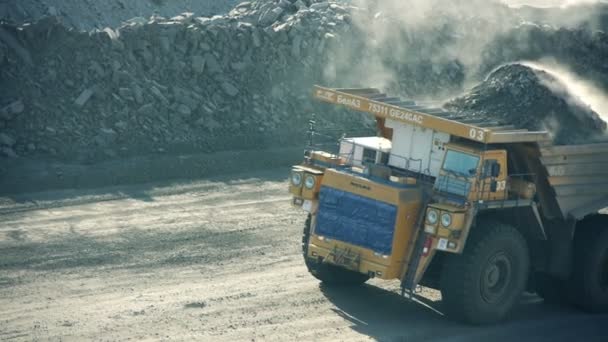 Colpo medio di camion mostri roccia (misto-altro - alba ) — Video Stock