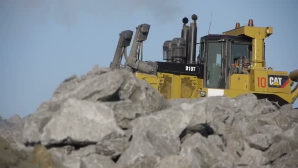 Colpo medio di camion mostri roccia (misto-altro - alba ) — Video Stock