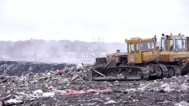 Long shot of garbage dump rubbish dumping (static - day) — Stock Video