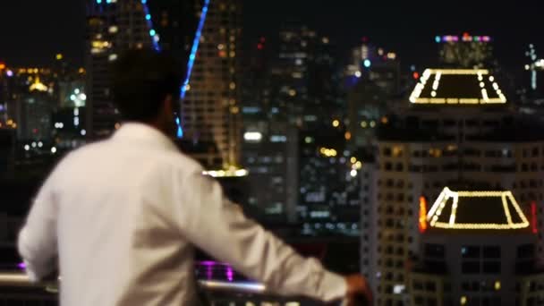 Пара, стоящая на балконе — стоковое видео