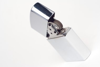 Krom zippo çakmak, üzerinde beyaz izole kapatmak