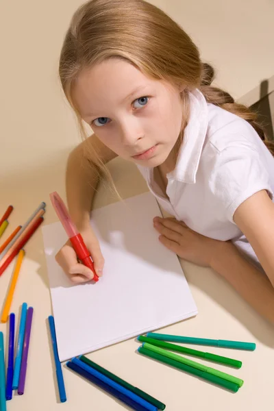 küçük sarışın kızla çizer