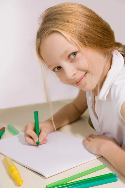 Menina com cabelo loiro desenha — Fotografia de Stock