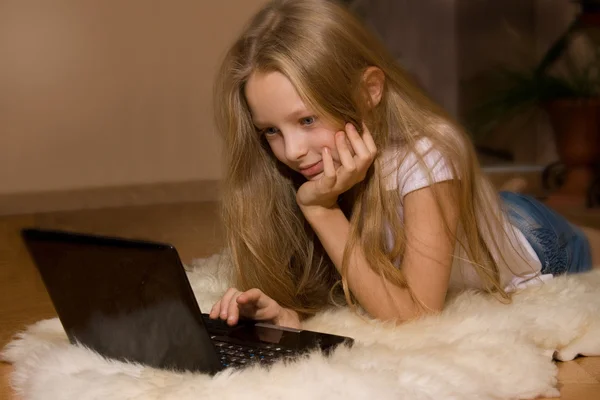 Sarı saçlı küçük bir kız laptop arıyorum