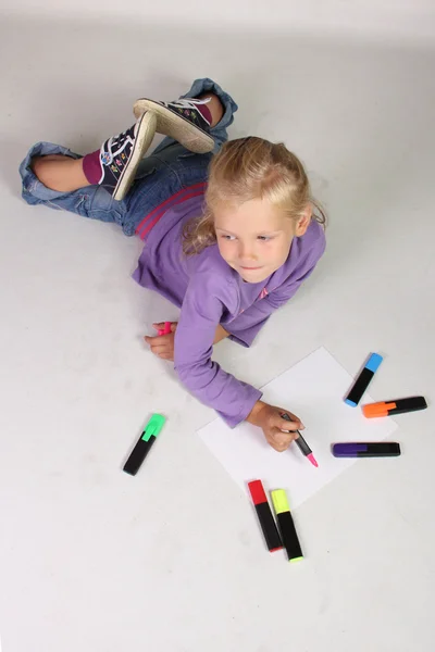 Sarı saçlı küçük kızla çizer