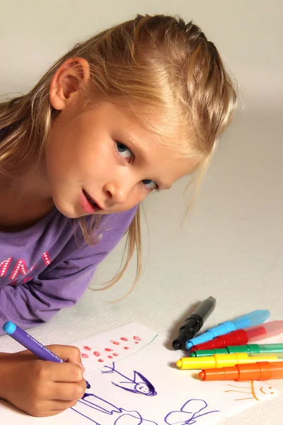 Kreslí holčička s blond vlasy — Stock fotografie