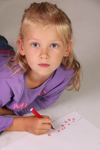 Sarı saçlı küçük kızla çizer