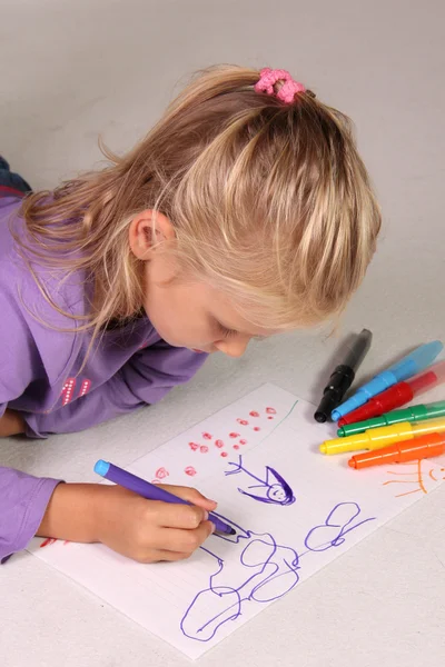 Het kleine meisje met blond haar trekt — Stockfoto