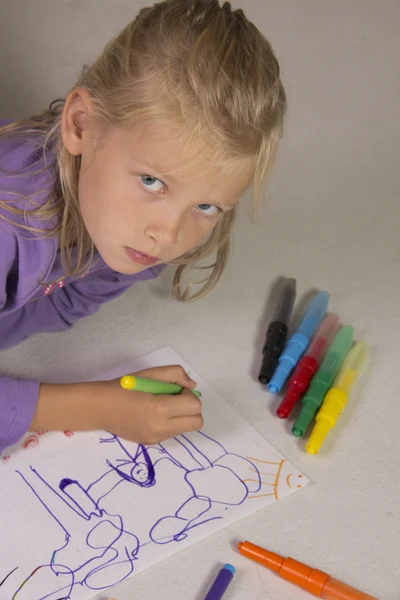 Sarı saçlı küçük kızla çizer