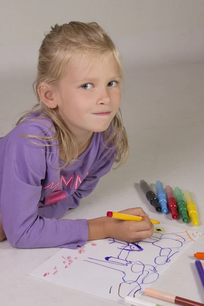 Маленька дівчинка з світлим волоссям малює — стокове фото