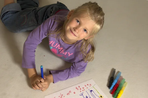 Sarı saçlı küçük kızla çizer