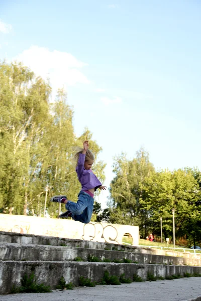 Den lilla flickan promenader i natur sommaren — Stockfoto