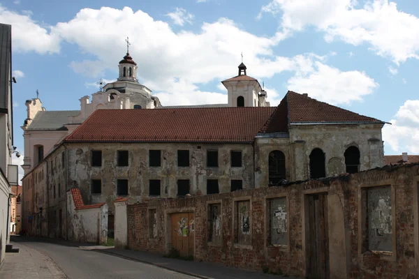 Nézd a régi elhagyott épület Vilniusban — Stock Fotó