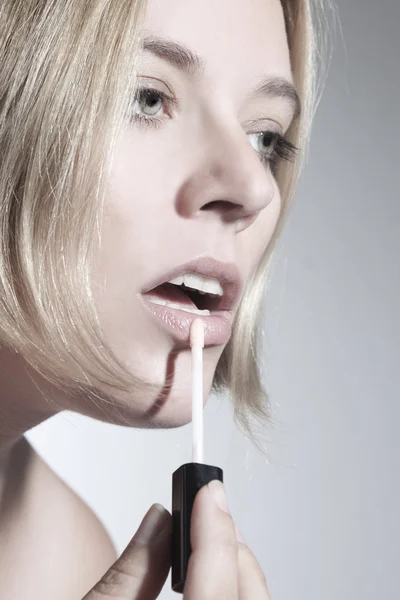 Junge blonde Frau beim Schminken — Stockfoto