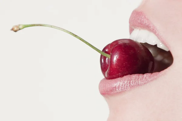 Comer cerezas — Foto de Stock