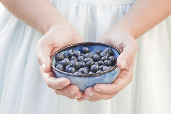 Flicka med blåbär — Stockfoto