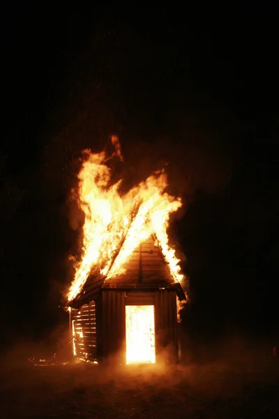 Una casa en llamas — Foto de Stock