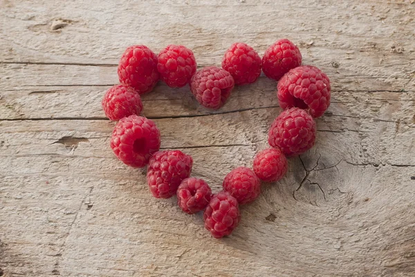 Algunas frambuesas en forma de corazón —  Fotos de Stock