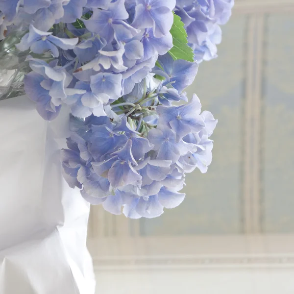 Purple flowers in a cardboard package — Stock Photo, Image