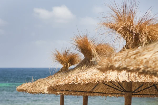 Casa sul tetto di paglia sulla spiaggia — Foto Stock