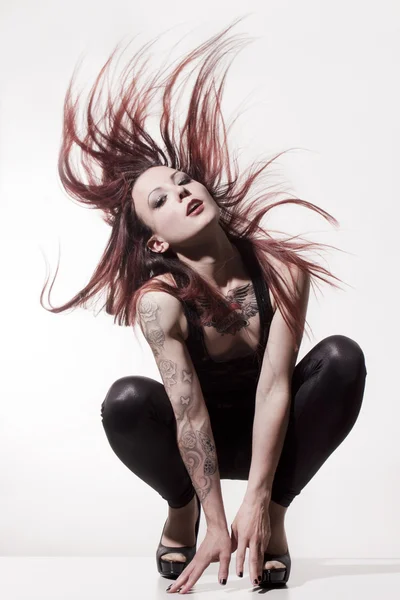 Menina bonita com tatuagens — Fotografia de Stock