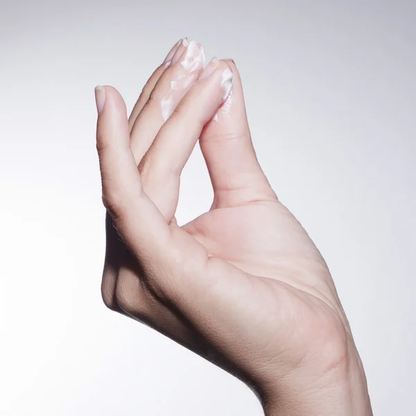 Femme main en utilisant la crème pour la peau — Photo
