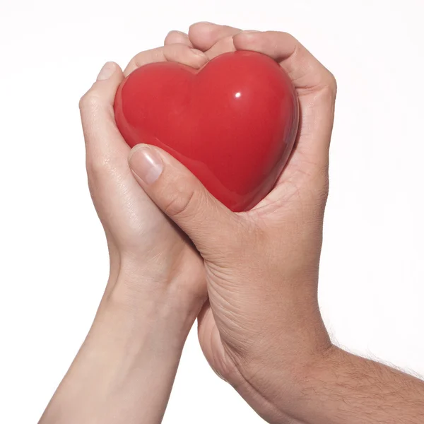 Bir çift kırmızı bir kalp tutan, — Stok fotoğraf