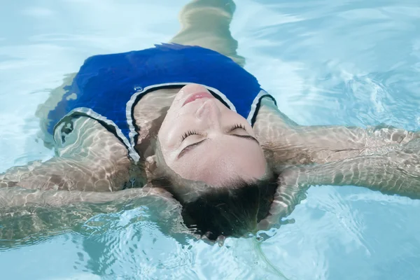 Junge Frau im Wasser — Stock fotografie