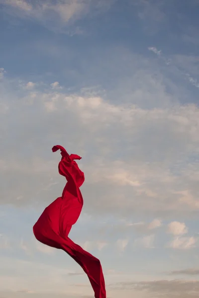 空を飛んでいる赤い布 — ストック写真