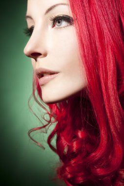 Kızıl saçlı güzel bir kızın portresi.