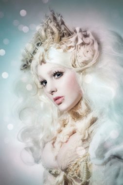 sarışın mavi gözlü parlak bir arka plan üzerinde