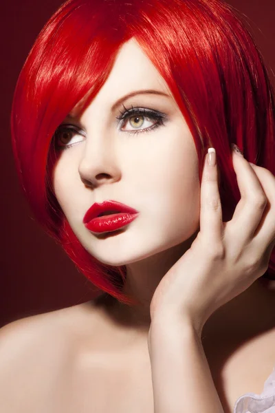 Porträt eines jungen schönen Mädchens mit roten Haaren — Stockfoto