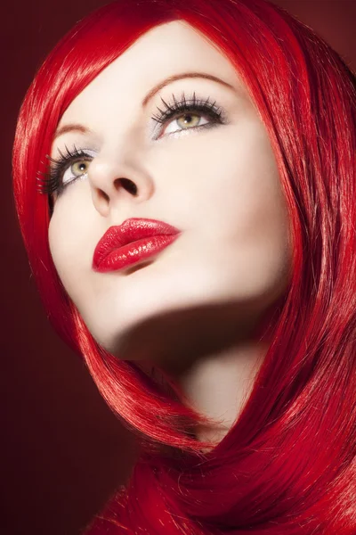 Retrato de menina bonita jovem com cabelo vermelho — Fotografia de Stock