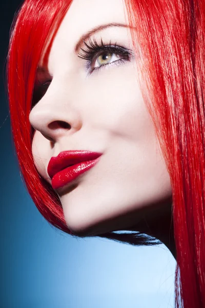Portrét mladé krásné dívky s rudými vlasy — Stock fotografie