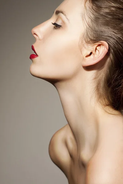 Portrait de profil de beau modèle féminin sur fond gris — Photo