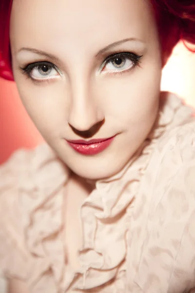 Retrato de joven hermosa chica con el pelo rojo — Foto de Stock