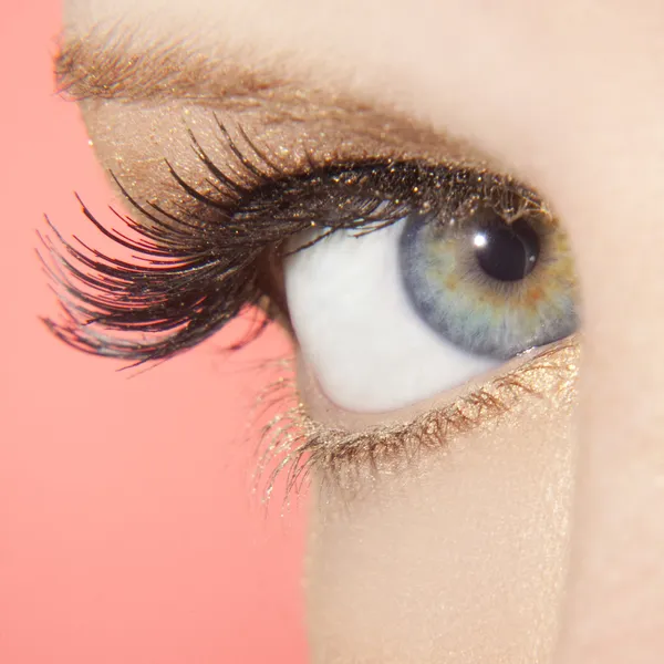 Rostro de una hermosa chica sobre un fondo rojo — Foto de Stock