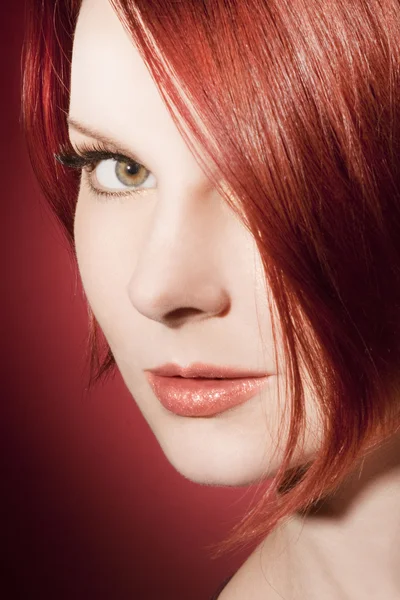 Retrato de menina bonita jovem com cabelo vermelho — Fotografia de Stock