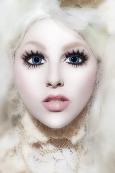 Blonde Frau mit blauen Augen — Stockfoto