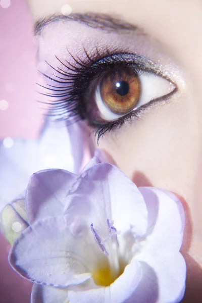 Face of a beautiful girl with a white flower — Stock Photo, Image