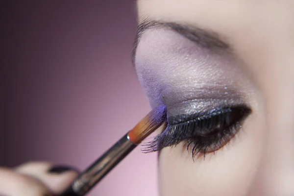Ung flicka hon sätter sin makeup på — Stockfoto