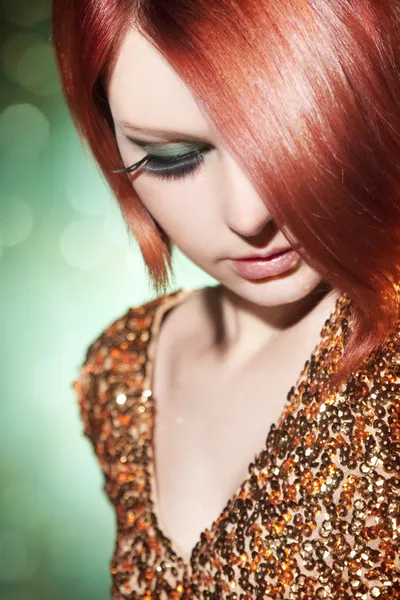 年轻漂亮的女孩在绿色背景上的红头发的画像 — 图库照片