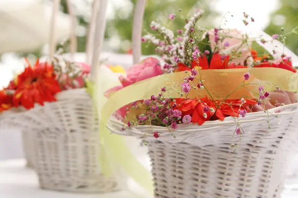 Mazzi di fiori in cesti — Foto Stock