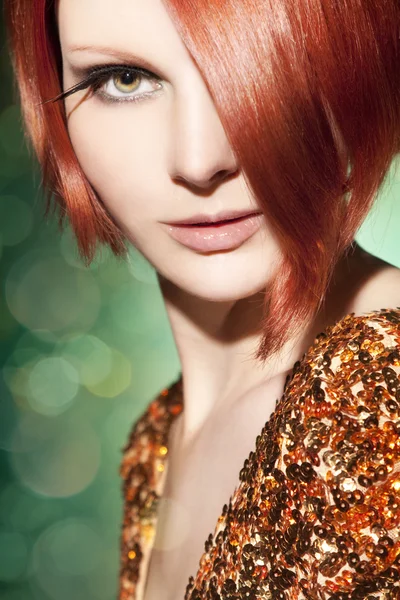 Retrato de menina bonita jovem com cabelo vermelho em um fundo verde — Fotografia de Stock