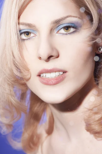 Vacker kvinna med blont hår — Stockfoto