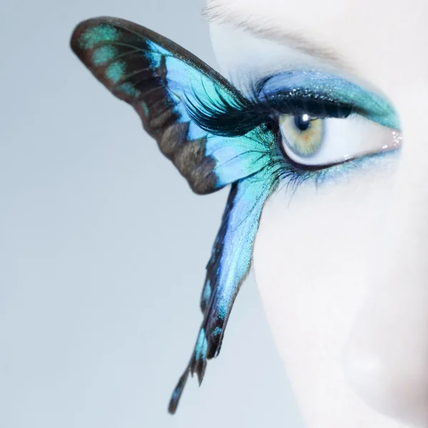 Belle femme oeil de près avec des ailes de papillon — Photo